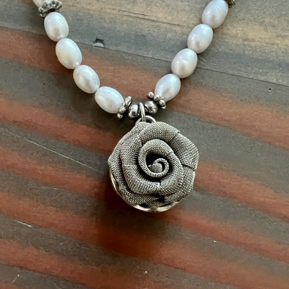 Silver Rose Pendant Freshwater pearl Necklace